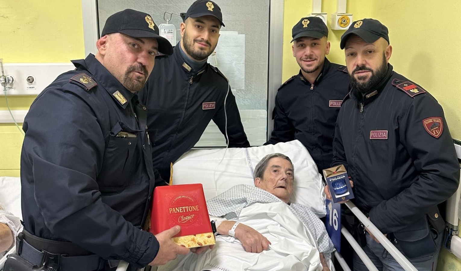 Genova, poliziotti portano panettone ad anziana ricoverata in ospedale 
