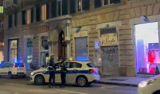 Genova, cadono calcinacci: chiuso marciapiede in via XX settembre