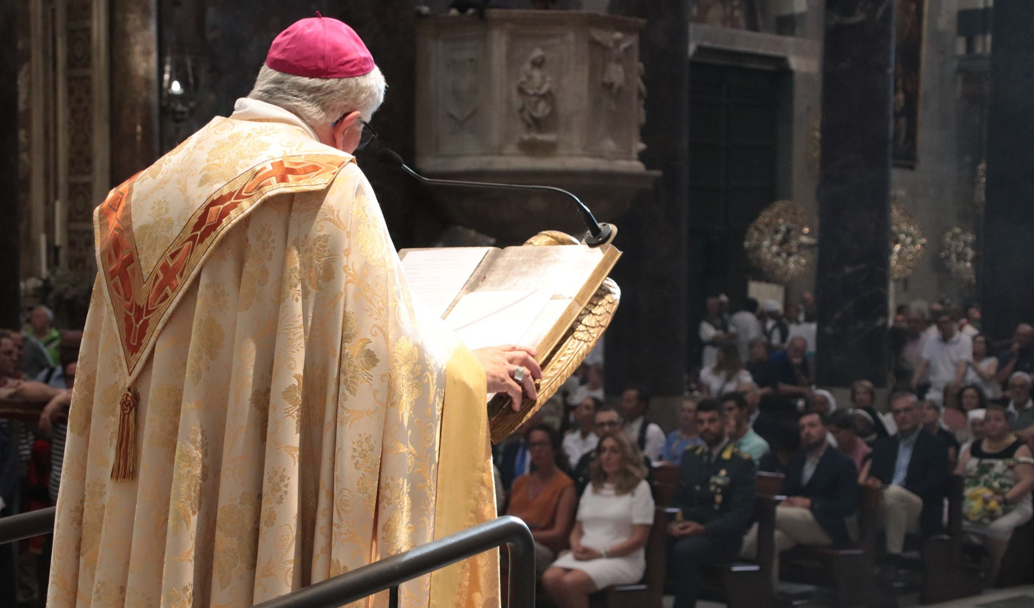 L'arcivescovo di Genova mons. Marco Tasca Marco Tasca celebra la messa nella cattedrale di San Lorenzo