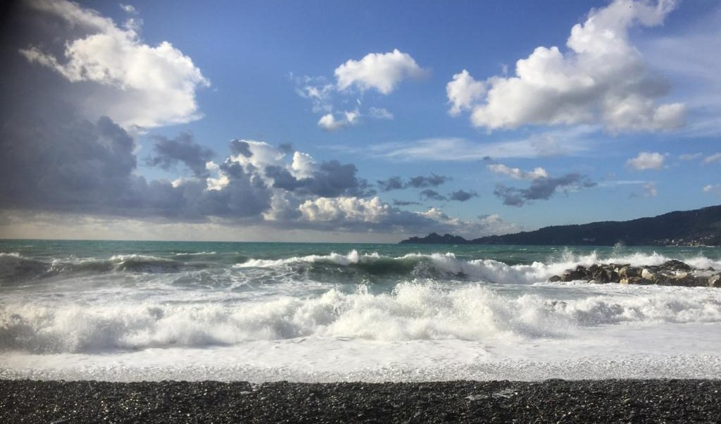 Pescatore dilettante cade in mare, salvato dalla capitaneria di porto