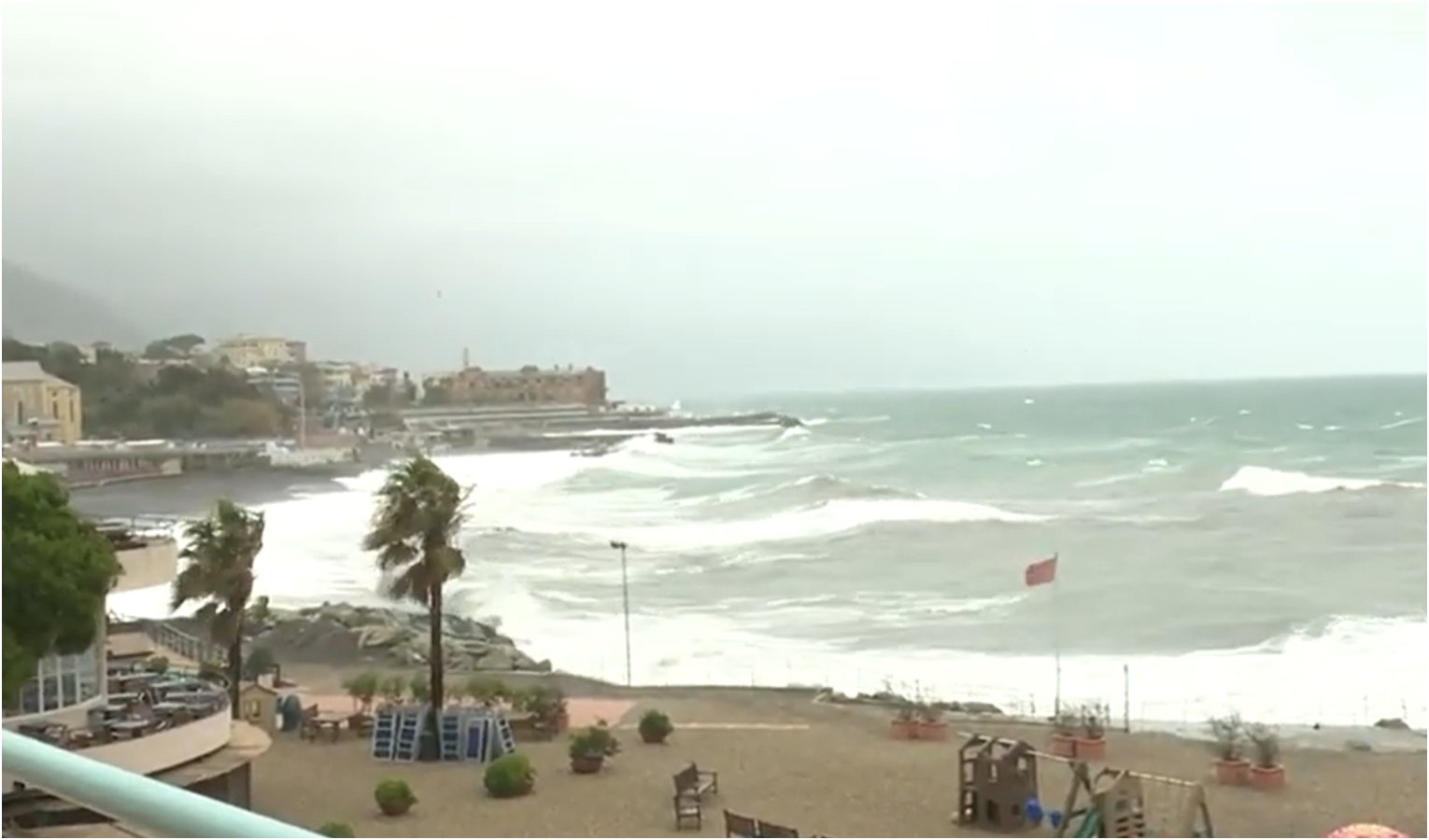 Allerta meteo in Liguria, mareggiata a Genova: le immagini da corso Italia