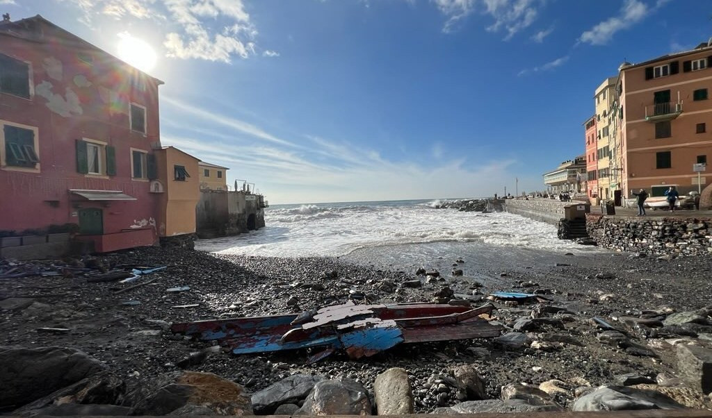 Mareggiata a Boccadasse, i residenti chiedono più protezioni. Il Comune di Genova: 