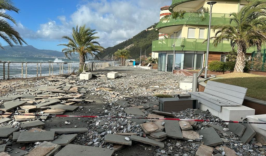 Mareggiata, a Chiavari si contano i danni in passeggiata e al porto 