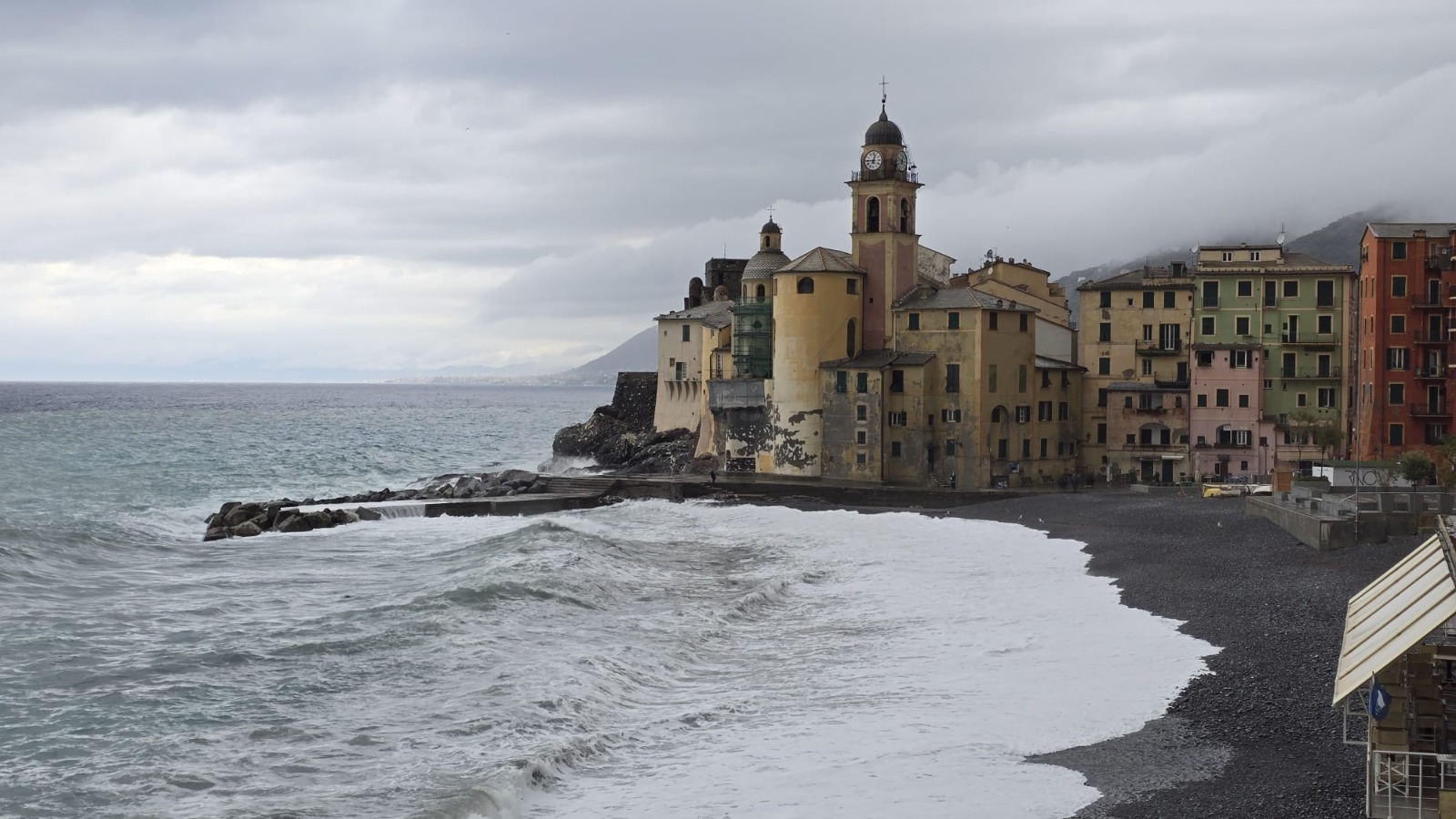 Maltempo, chiusura anticipata dell'allerta arancione. Vento di burrasca e mareggiata sulla Liguria