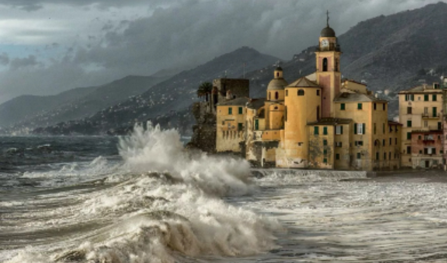 Genova, avviso per mareggiata intensa: le regole