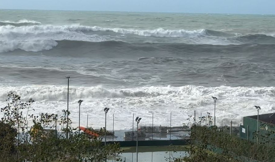 Pioggia, vento e mareggiata in Liguria: allerta gialla fino a giovedì