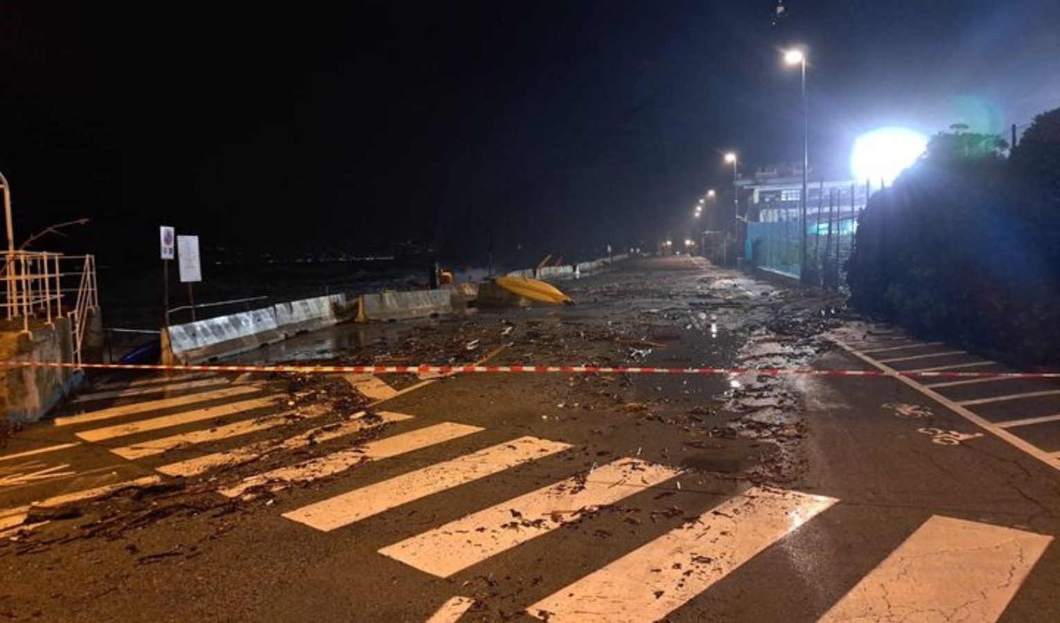 Mareggiata in Liguria, le onde invadono i lungomare: a Lavagna evacuate 50 persone da un ristorante