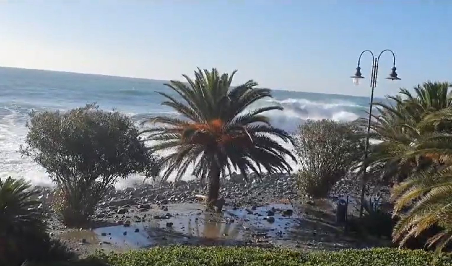 Bollino nero per mareggiata in Liguria: le immagini da Cogoleto