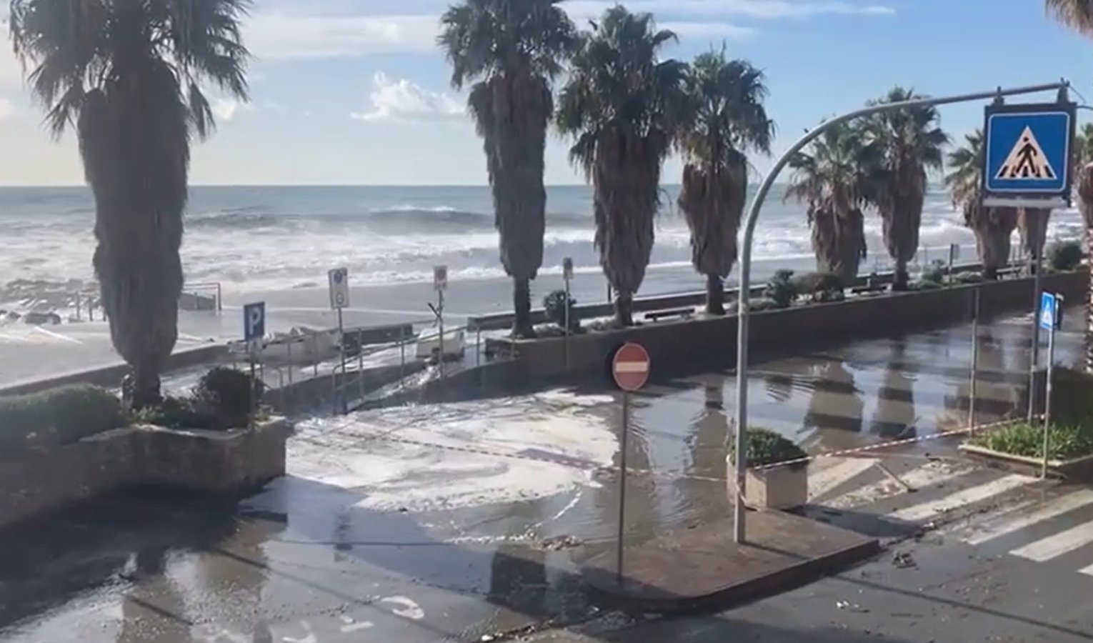 Mareggiata in Liguria, le onde invadano la costa di Cogoleto