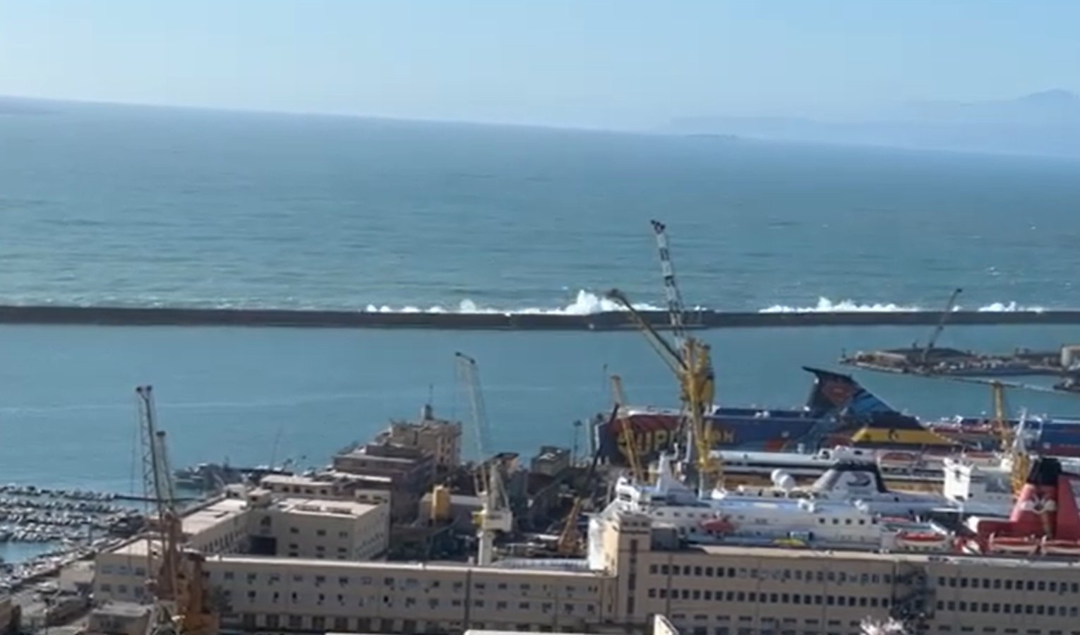 Mareggiata a Genova, le onde si infrangono sulla diga: le immagini da Terrazza Colombo