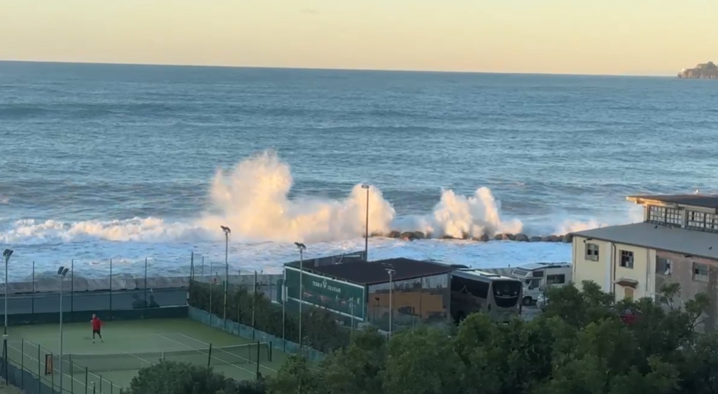 Torna il sereno in Liguria ma rimane il vento forte. Oggi mareggiata intensa