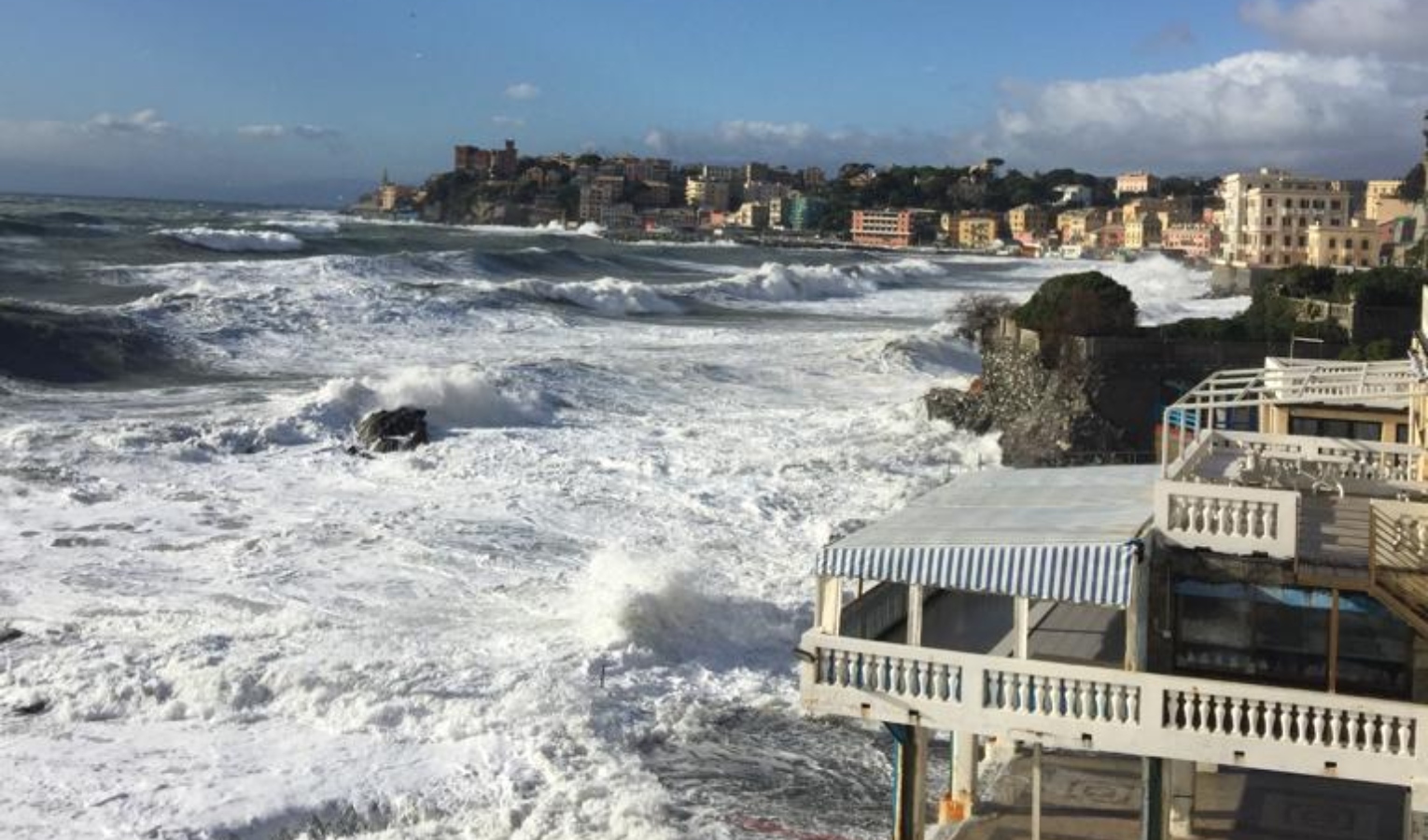 Vento forte e onde alte, affonda peschereccio a Sestri Levante