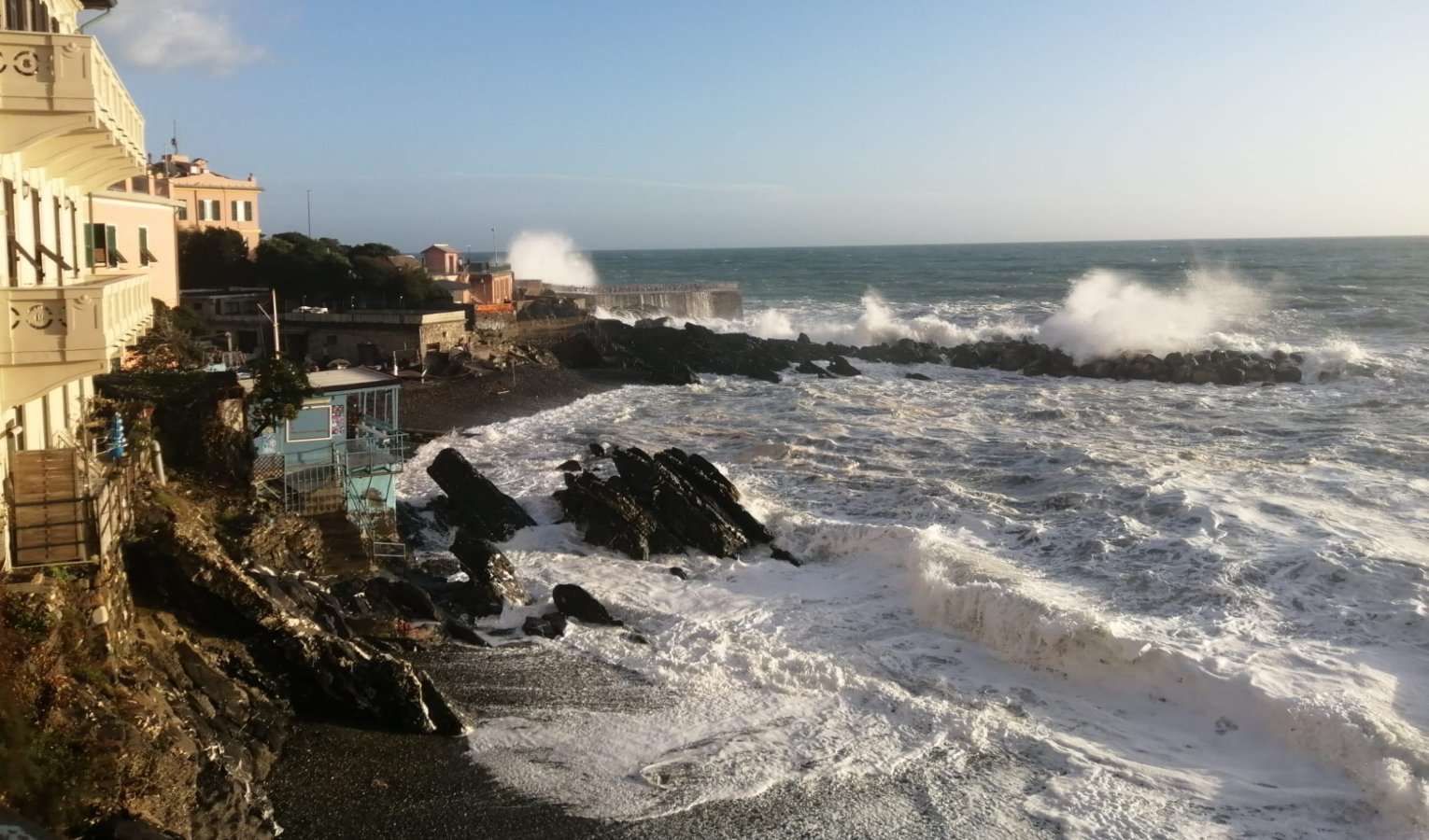 Le onde si infrangono su spiagge e scogli: mareggiata sulle coste della Liguria 