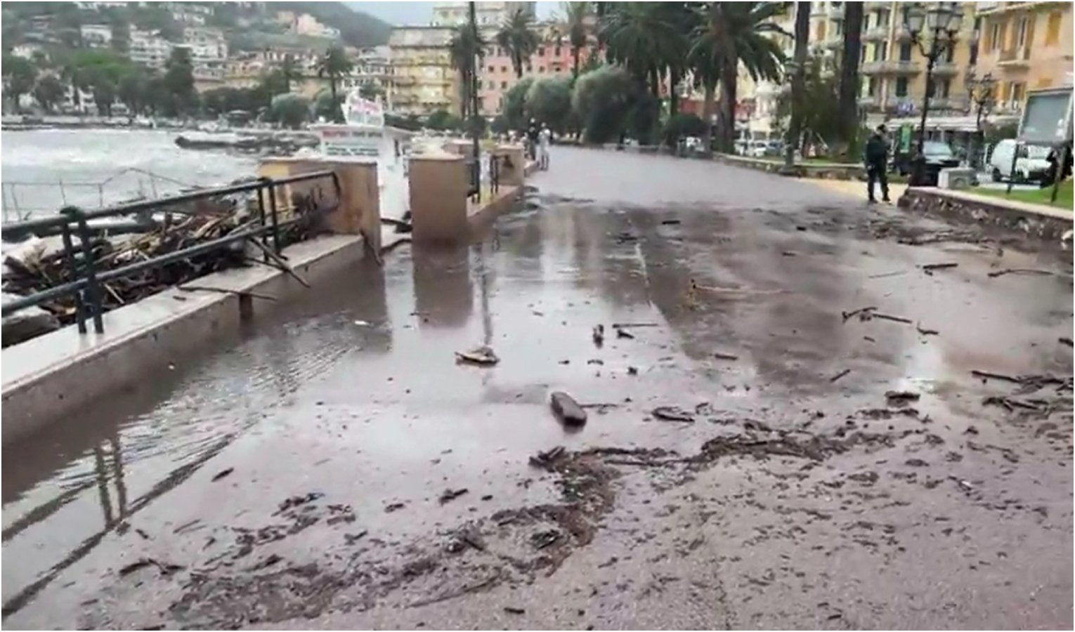 Maltempo in Liguria, mareggiata lungo la costa tra Chiavari e Rapallo