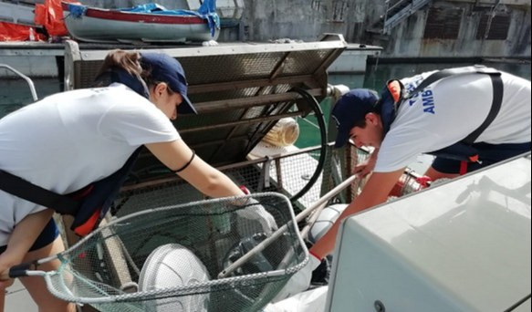Mare pulito, a Genova riparte il servizio di raccolta dei rifiuti galleggianti