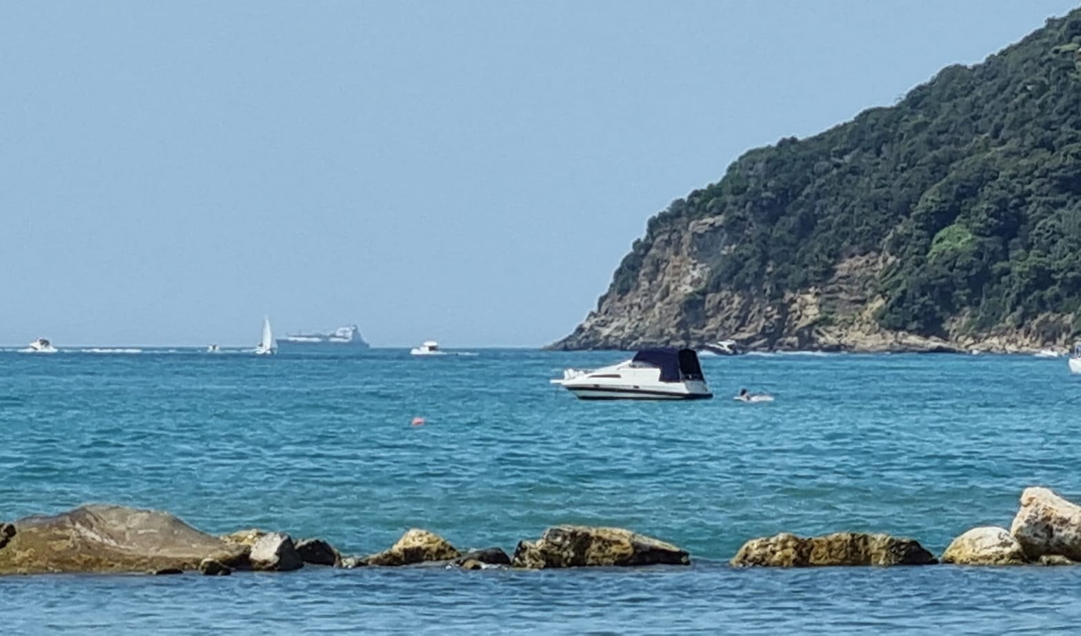 Anziano muore in mare, ritrovato da bagnino: tragedia nello spezzino