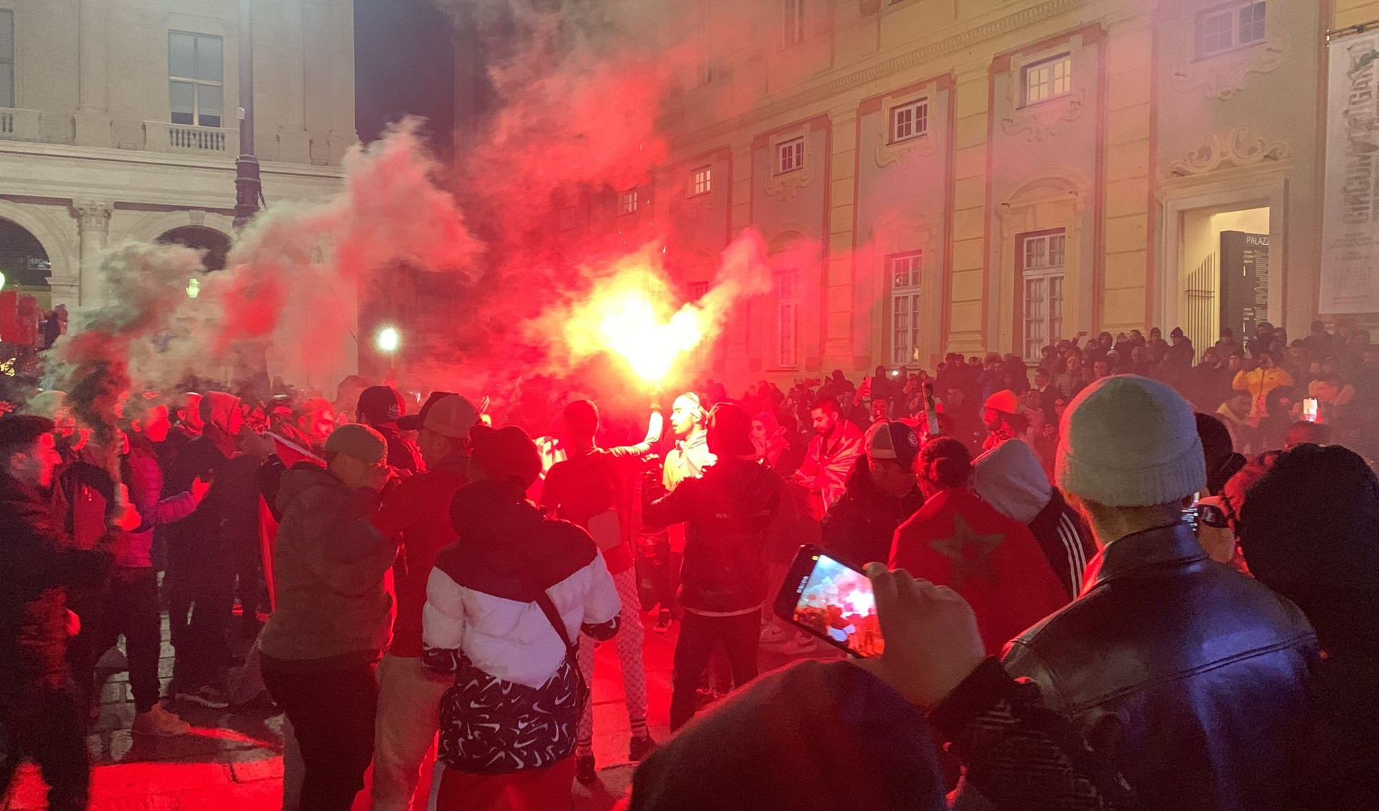 Genova, marocchini in festa a De Ferrari per la vittoria sul Portogallo