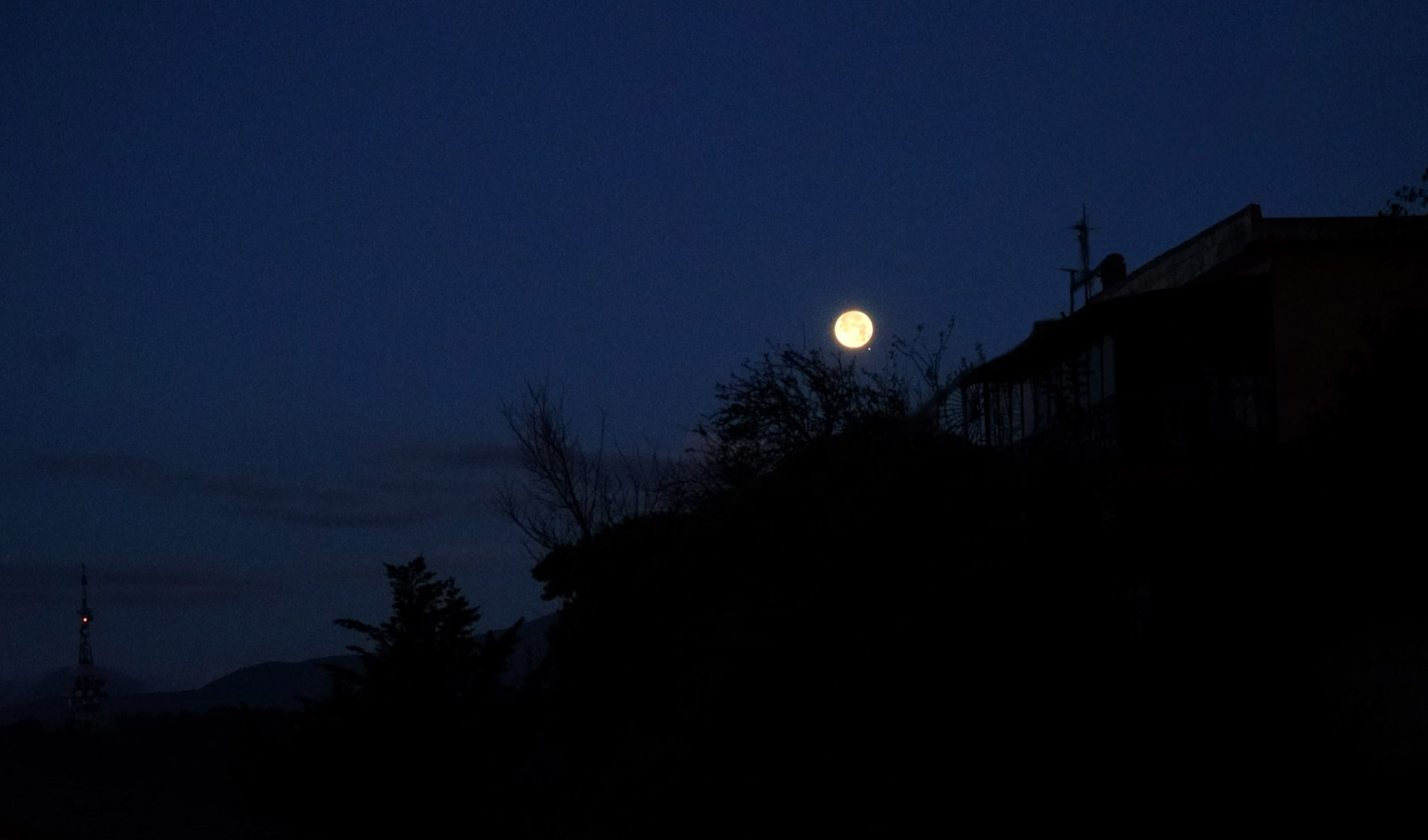 Il 'nascondino' tra Luna e Marte visto da Genova