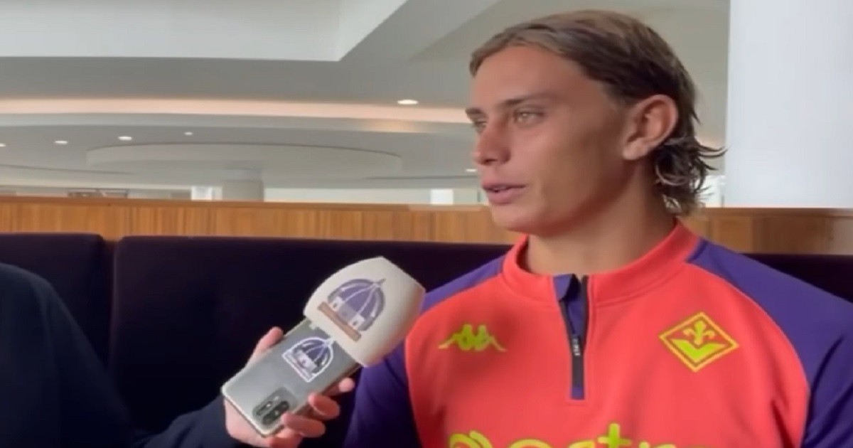 Un ragazzo in tuta viene intervistato