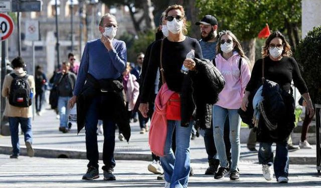 Mascherine all'aperto e discoteche chiuse fino al 10 febbraio