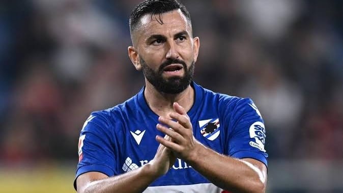 Un calciatore della Sampdoria batte le mani