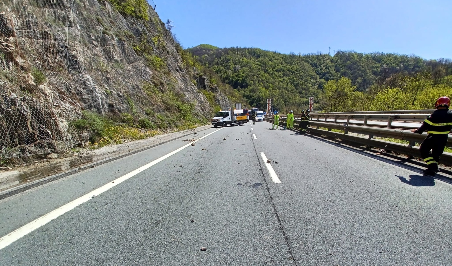 Pietre sulla A7, autostrada riaperta a una corsia