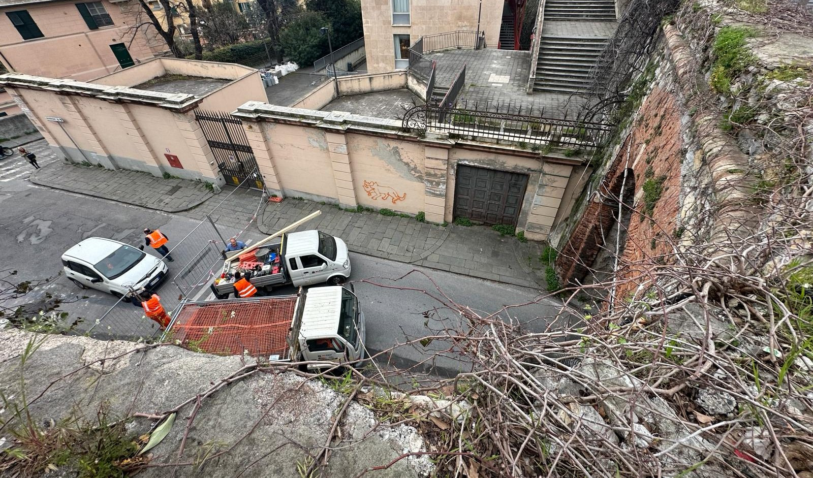 Genova, cadono massi in via Carcassi