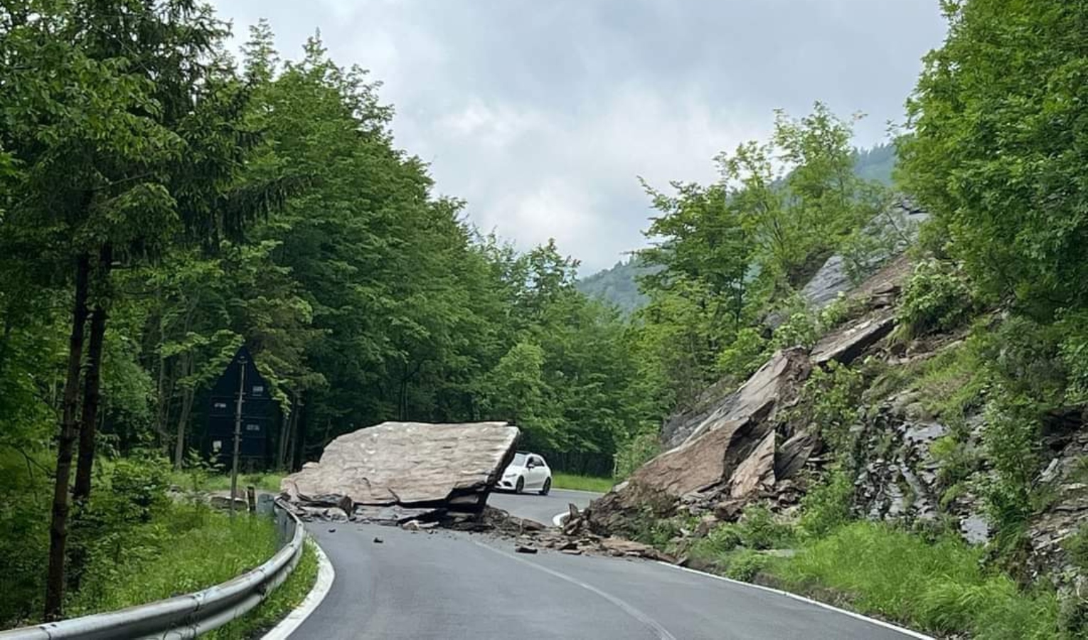 Cade grosso masso, chiusa la provinciale al Passo della Scoglina 