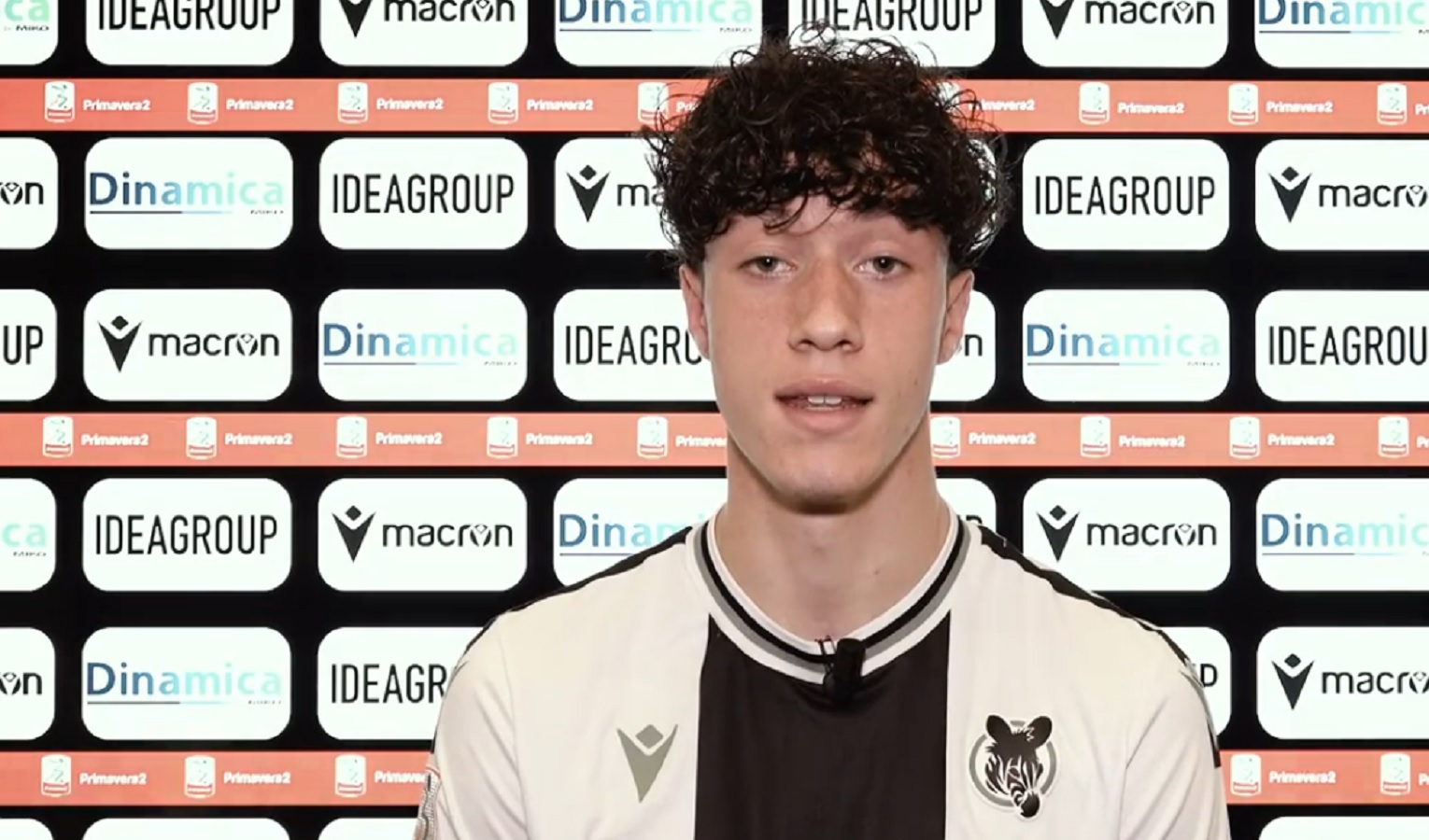 Un ragazzo giovane coi capelli neri