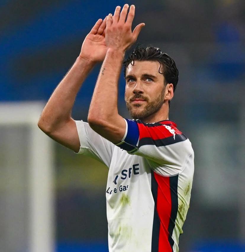 Un uomo in maglietta che applaude