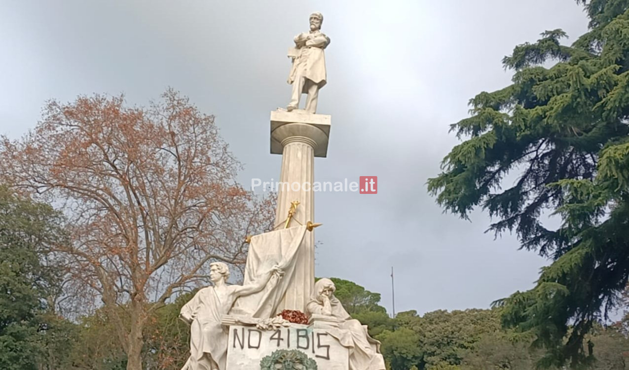 Genova, scritta contro carcere duro sulla statua di Mazzini