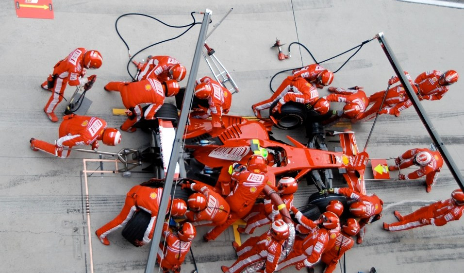 Da Ronco Scrivia i super caschi per i meccanici della Ferrari