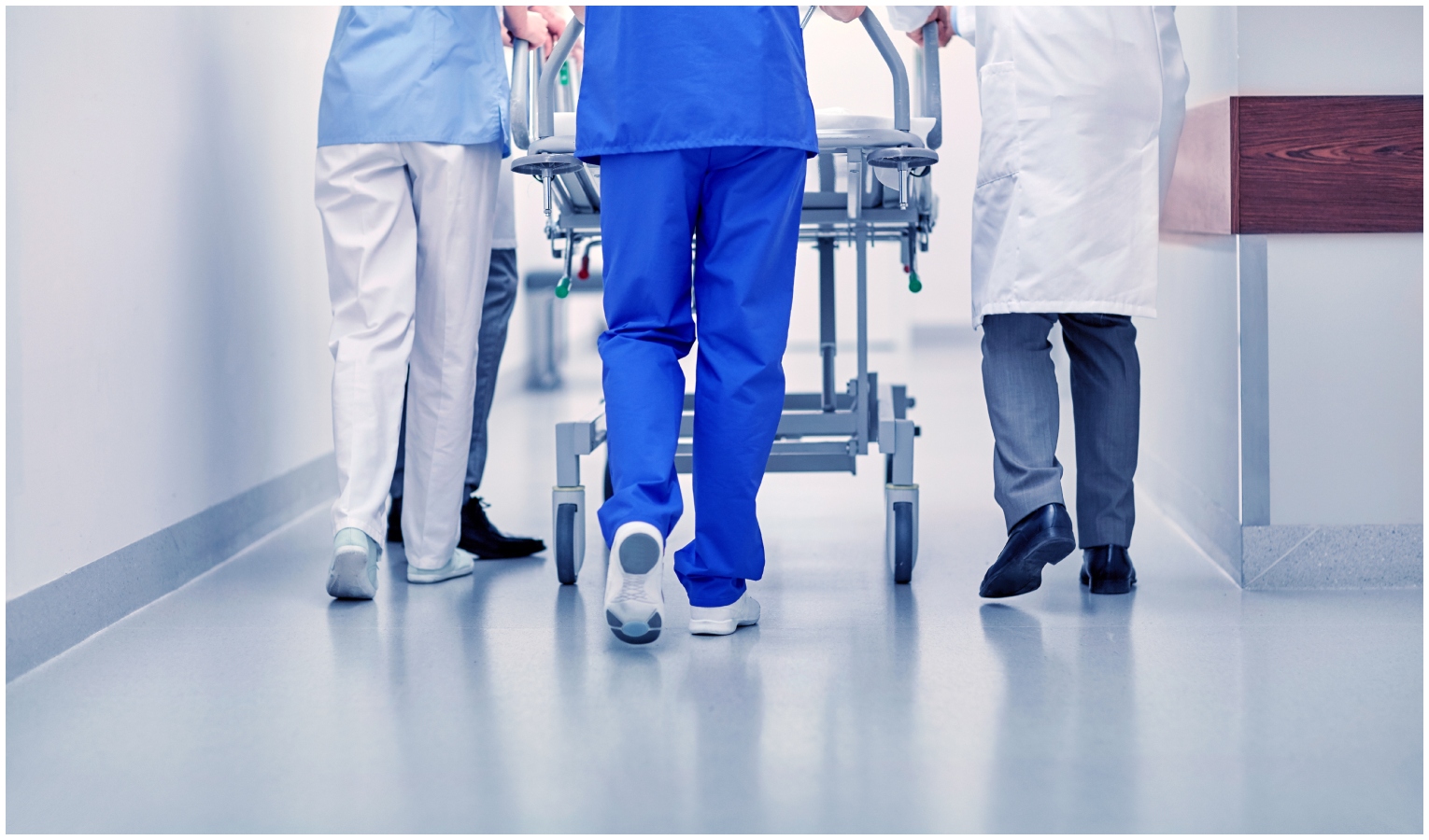 Gambe di emdici e infermieri in ospedale