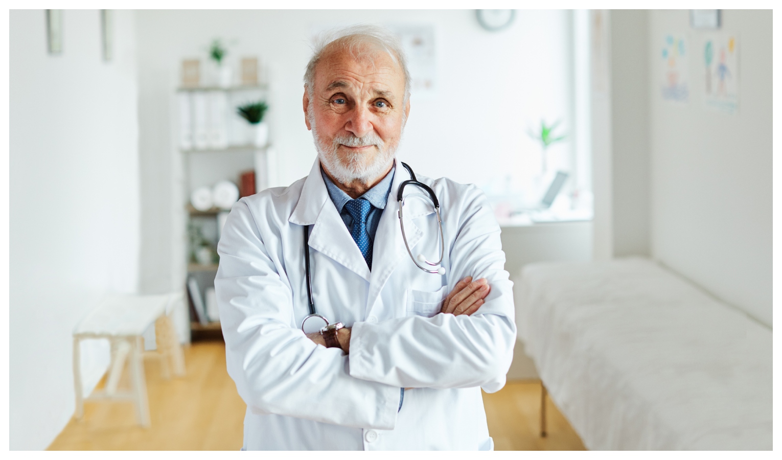 Medico anziano con camice