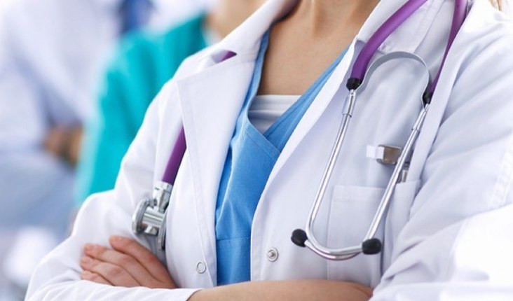 Medici e ambulatori aperti per l'Immacolata Una donna con le braccia conserte