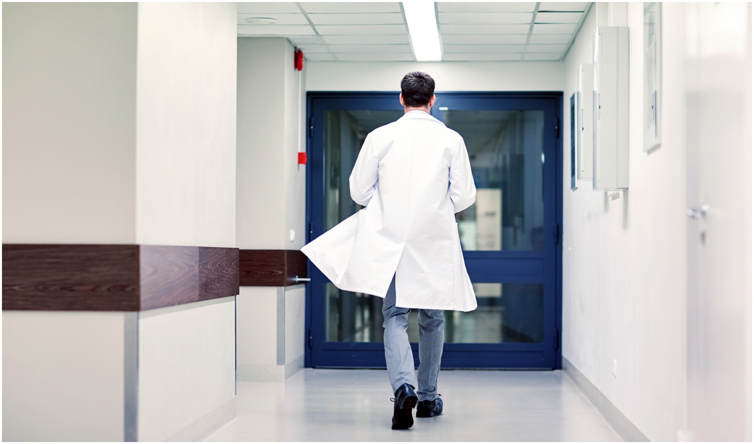 Medico in camice in corridoio ospedale