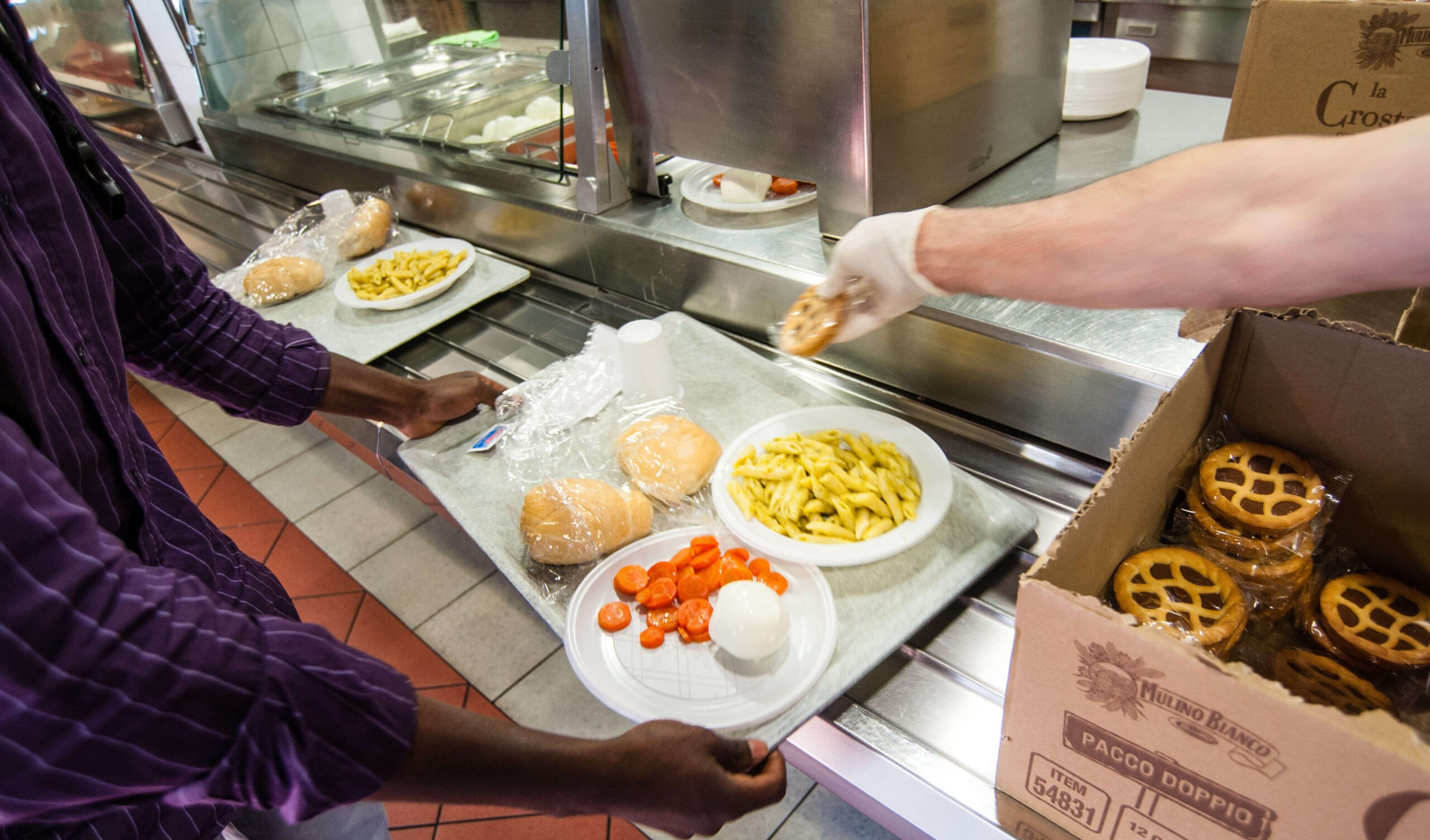 Aggredì volontaria della mensa dei poveri che le serviva da mangiare, denunciata