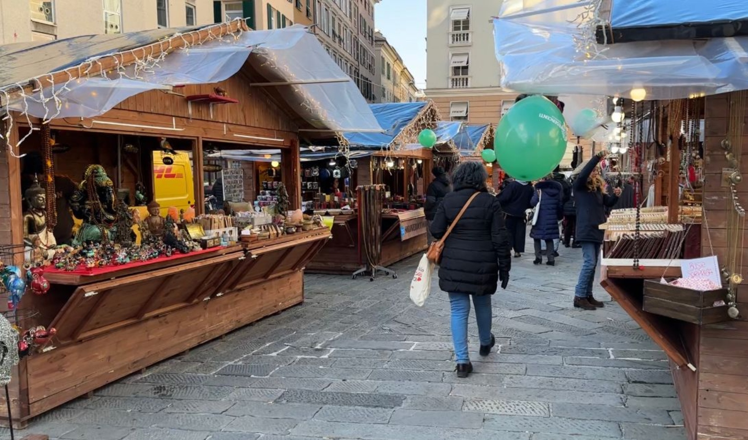 Genova, taglio del nastro per il Mercatino di Natale di piazza Matteotti