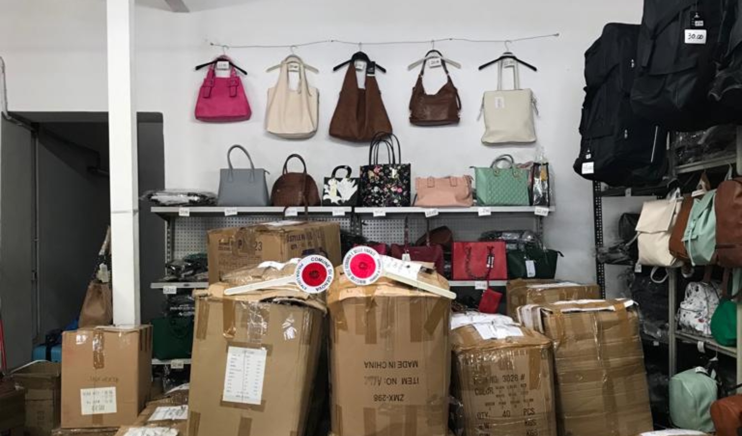 Genova, sequestrati 1000 pezzi contraffatti in un negozio di Principe
