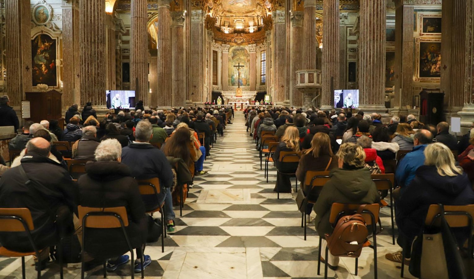 La messa all'Annunziata in ricordo dei senza fissa dimora morti a Genova Persone sedute in una chiesa che assistono a una messa