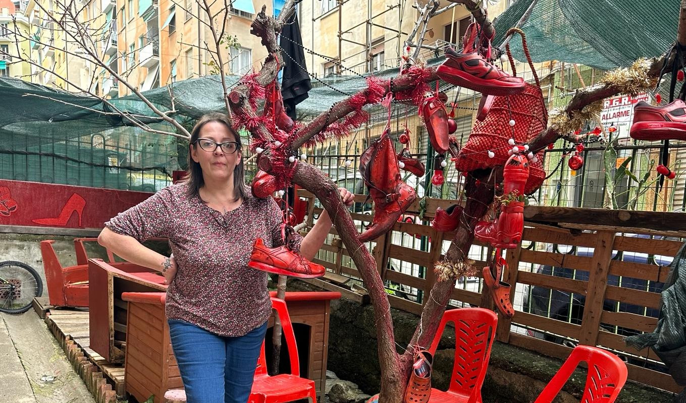 Femminicidi, a Pegli l'albero delle scarpe rosse di Michela