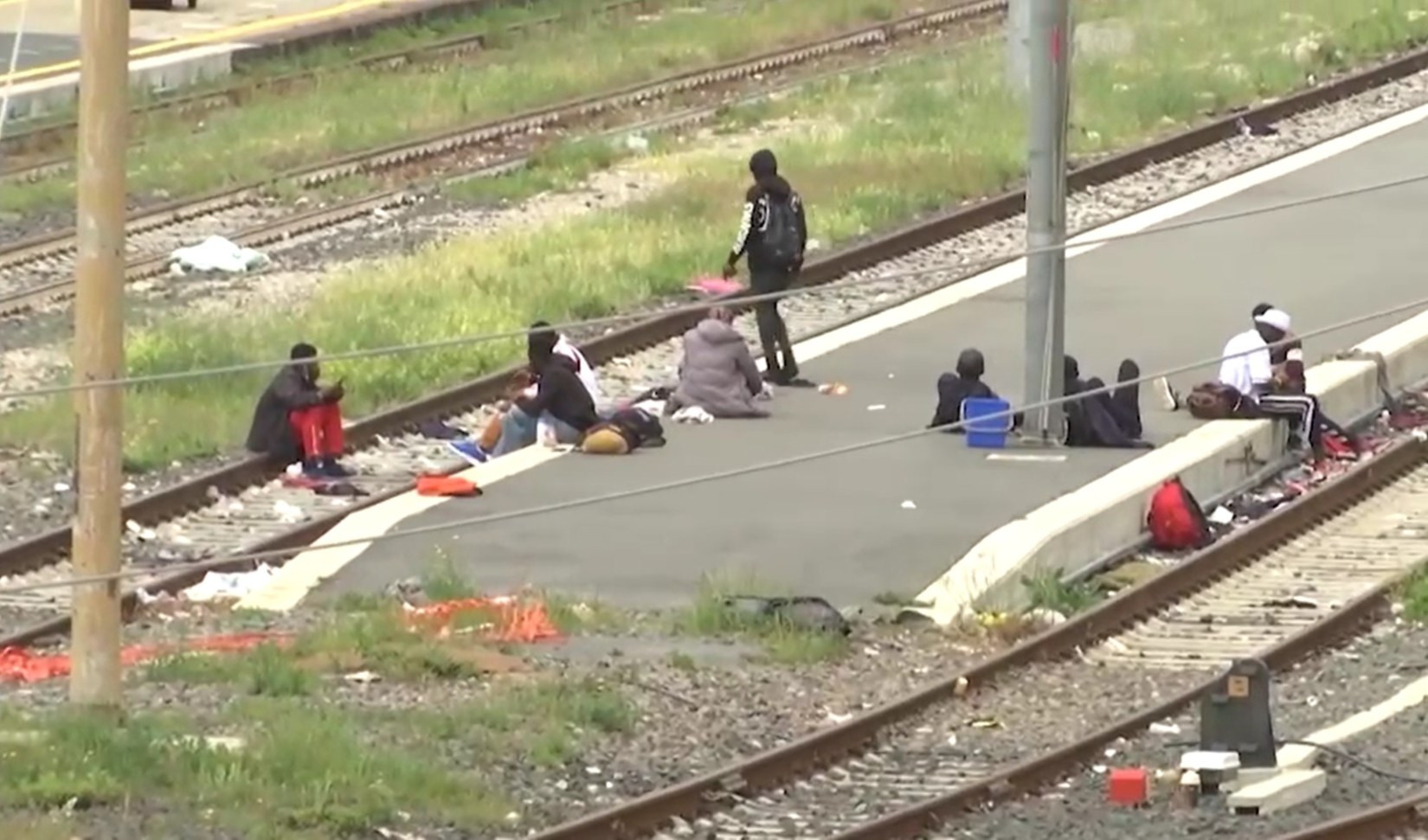 Ventimiglia, migranti su treno merci: scatta sgombero al binario sei