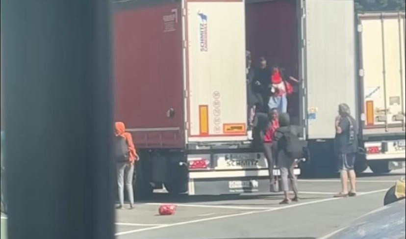 Cinghiate ai migranti a Ventimiglia, gli autisti: 