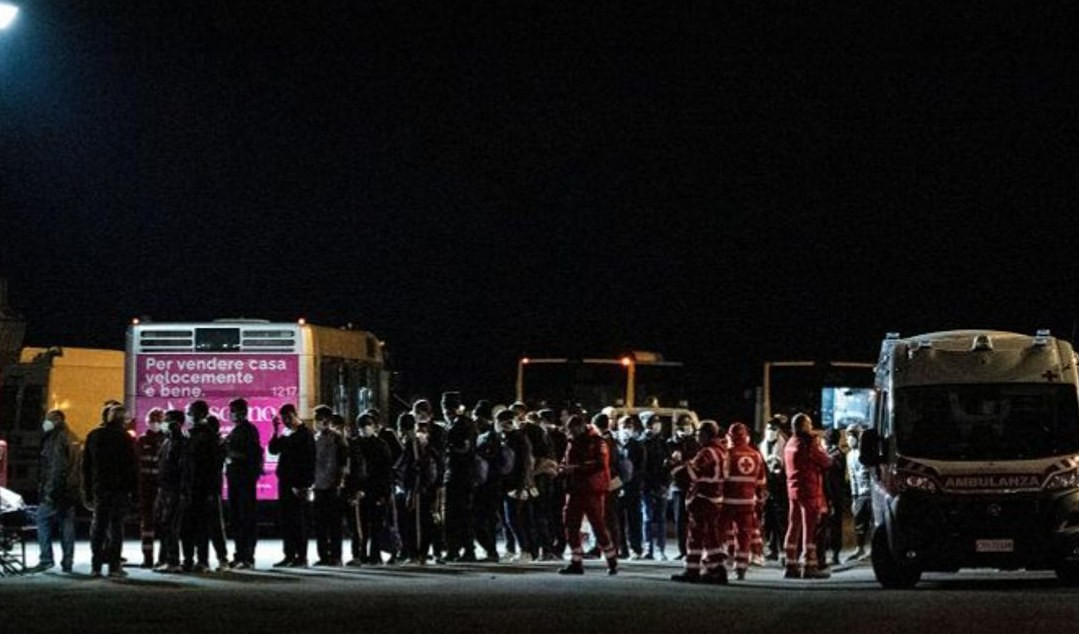 Nella notte a Genova bus con 35 migranti: distribuiti nei centri d'accoglienza