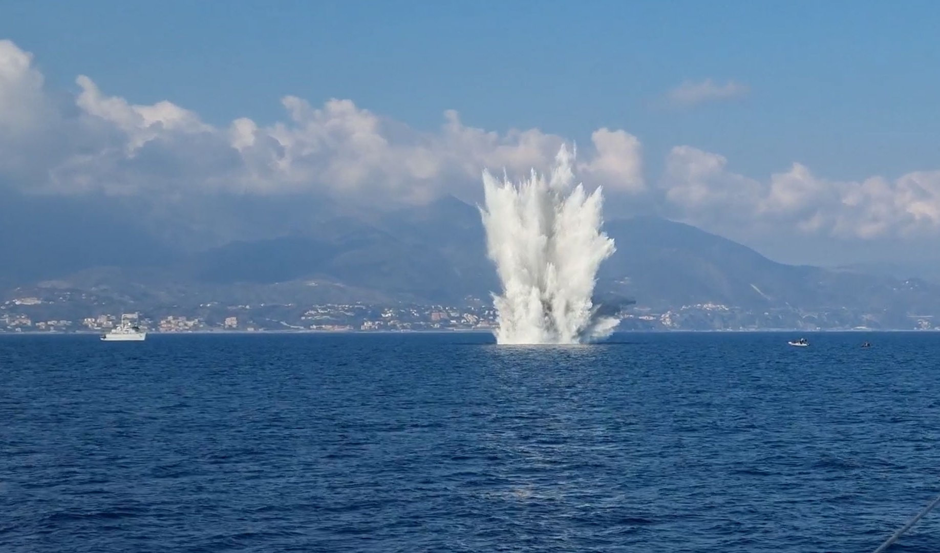 Neutralizzata mina tedesca della seconda guerra mondiale nel mare di Arenzano