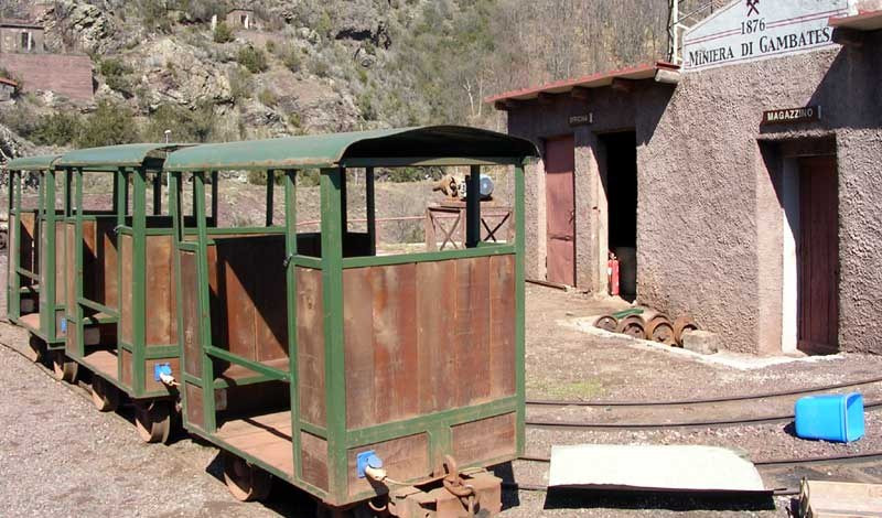 Tagliano la catena e si intrufolano nella miniera di Gambatesa