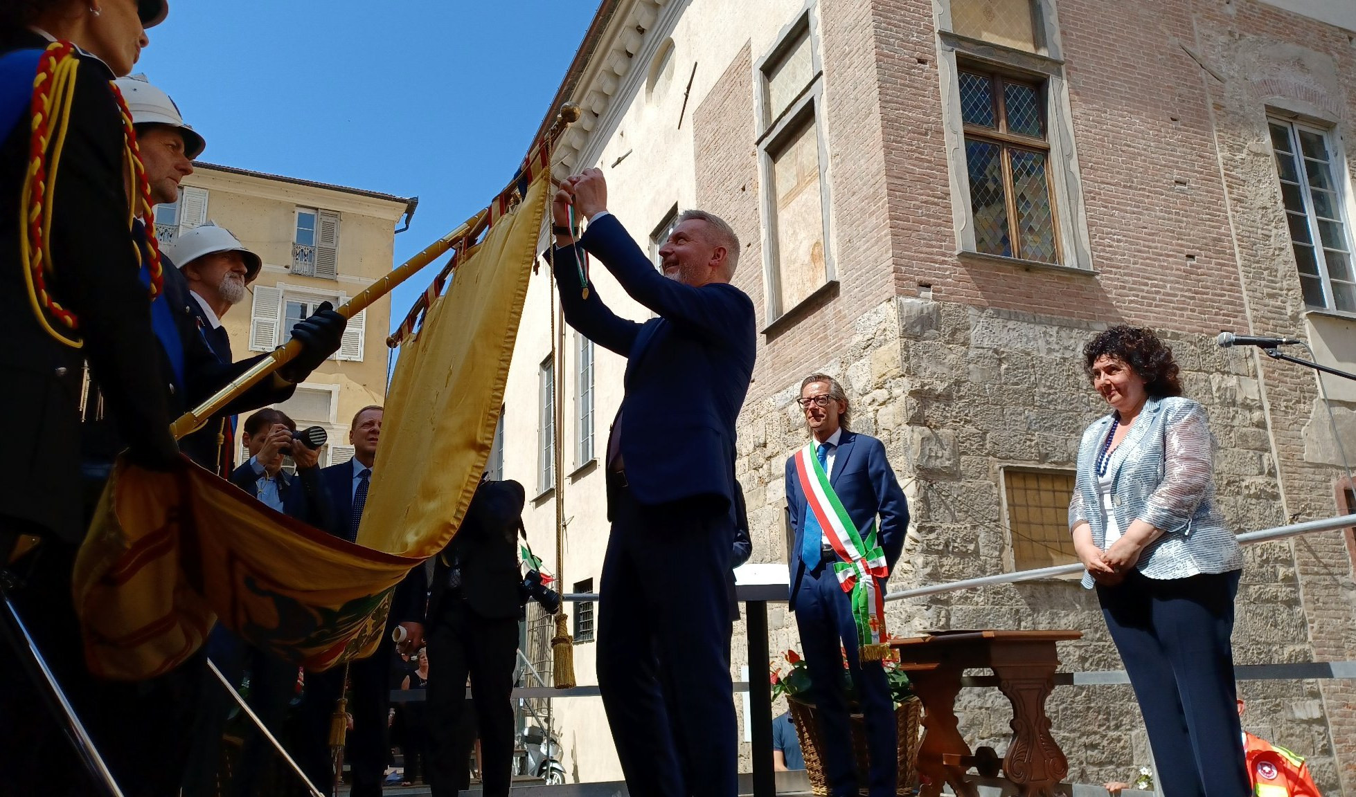 Albenga medaglia d'oro al merito civile, la cerimonia post-covid con il ministro Guerini