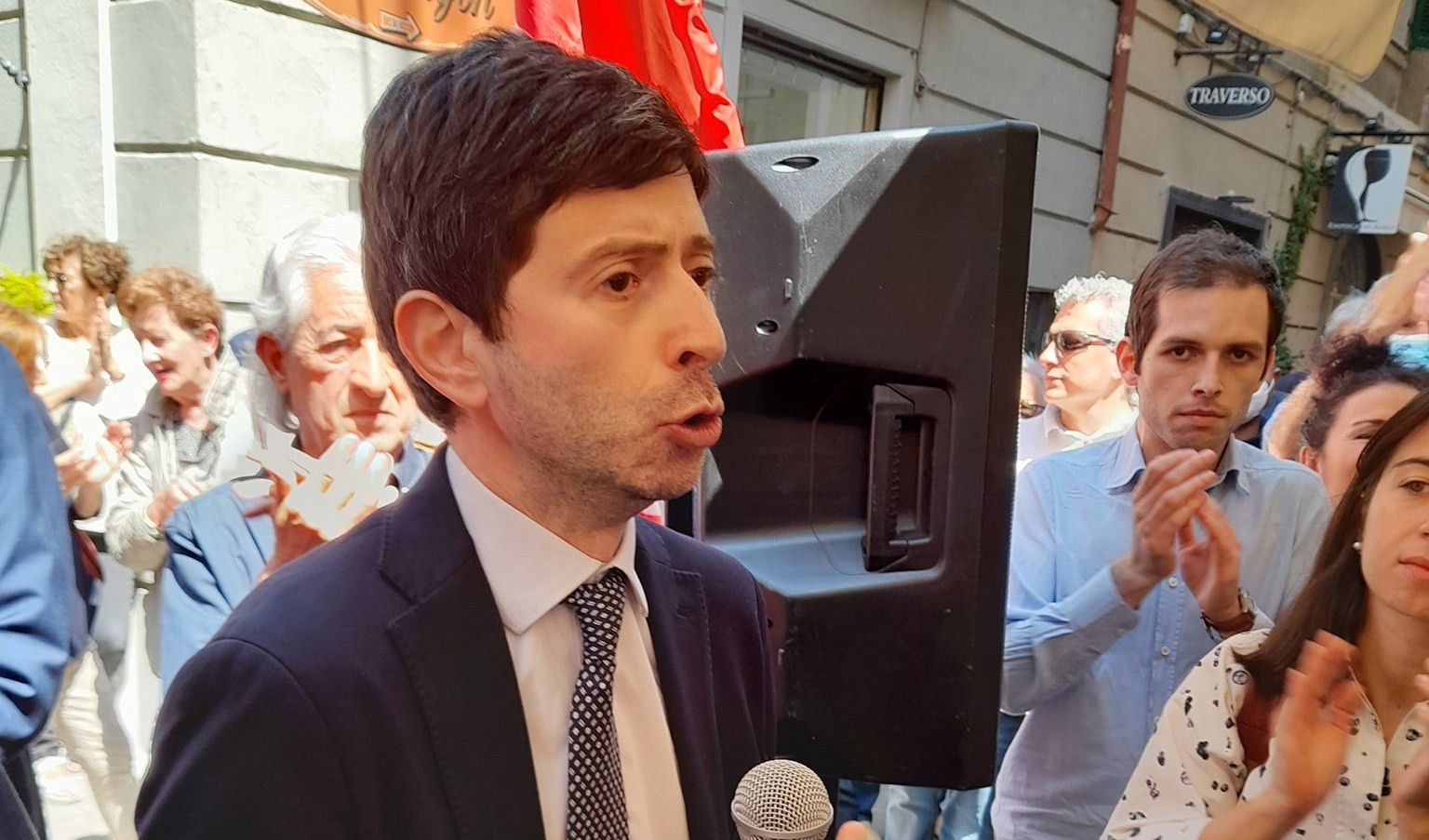 Il ministro Speranza prima alla Spezia poi a Genova per sostenere i candidati sindaco: accolto da gruppi di no vax