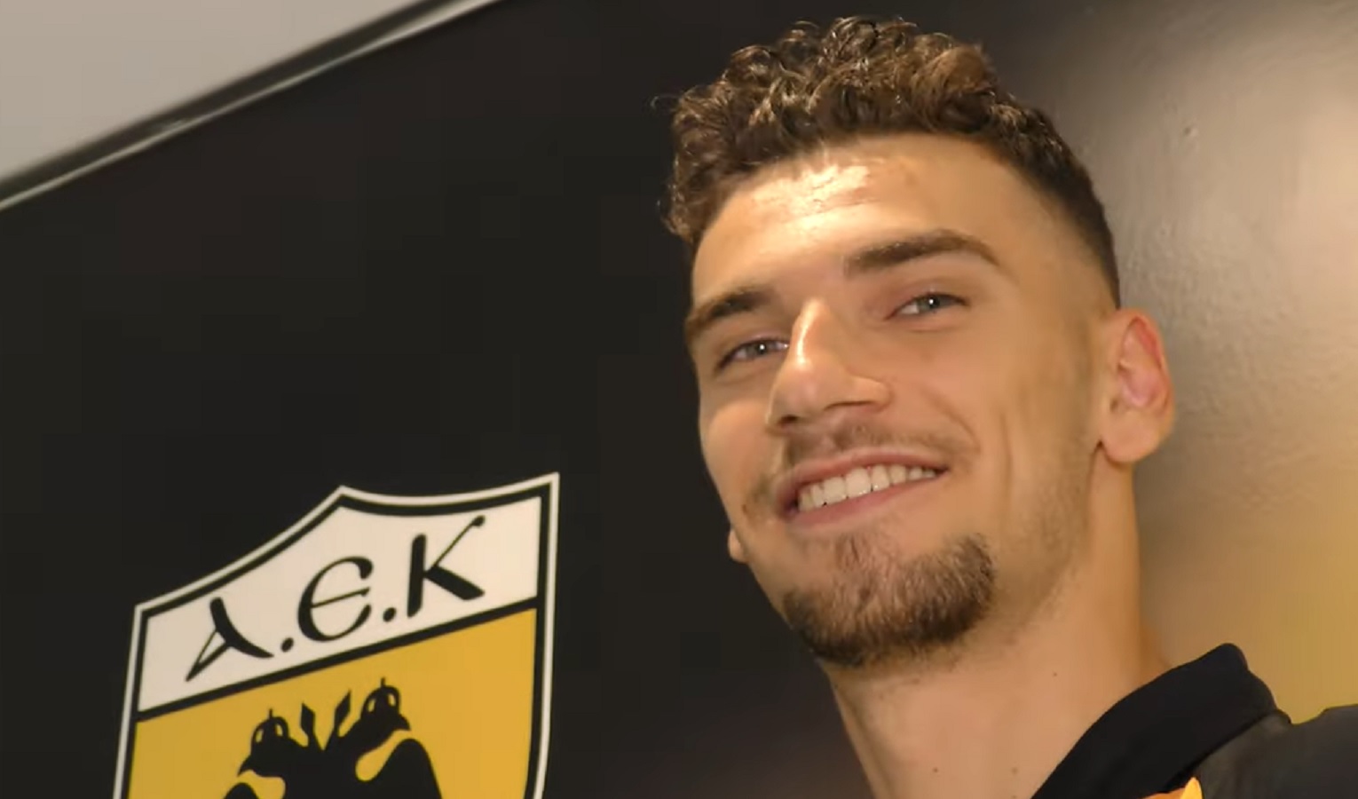 Un ragazzo sorridente