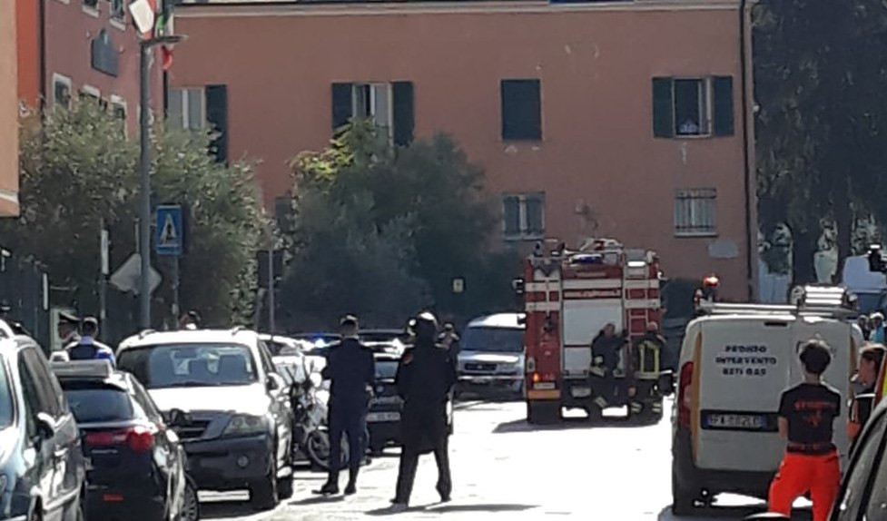 Molassana, uomo barricato in casa e armato: 